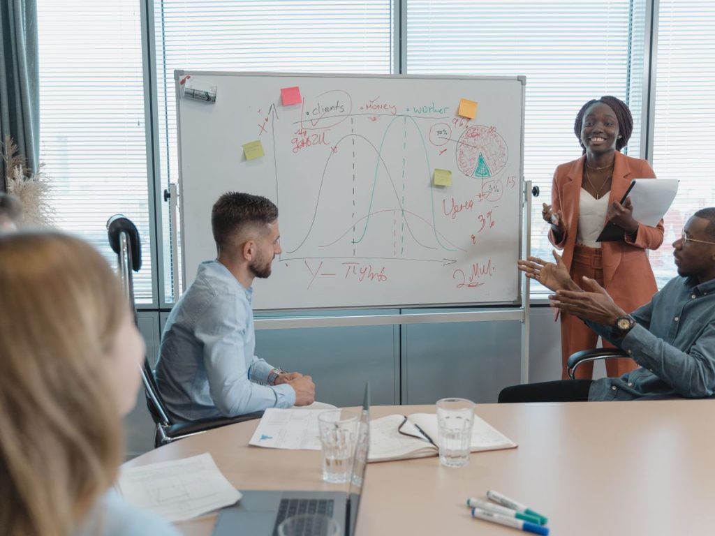 Consulting Stratégique Équipe en réunion de stratégie marketing