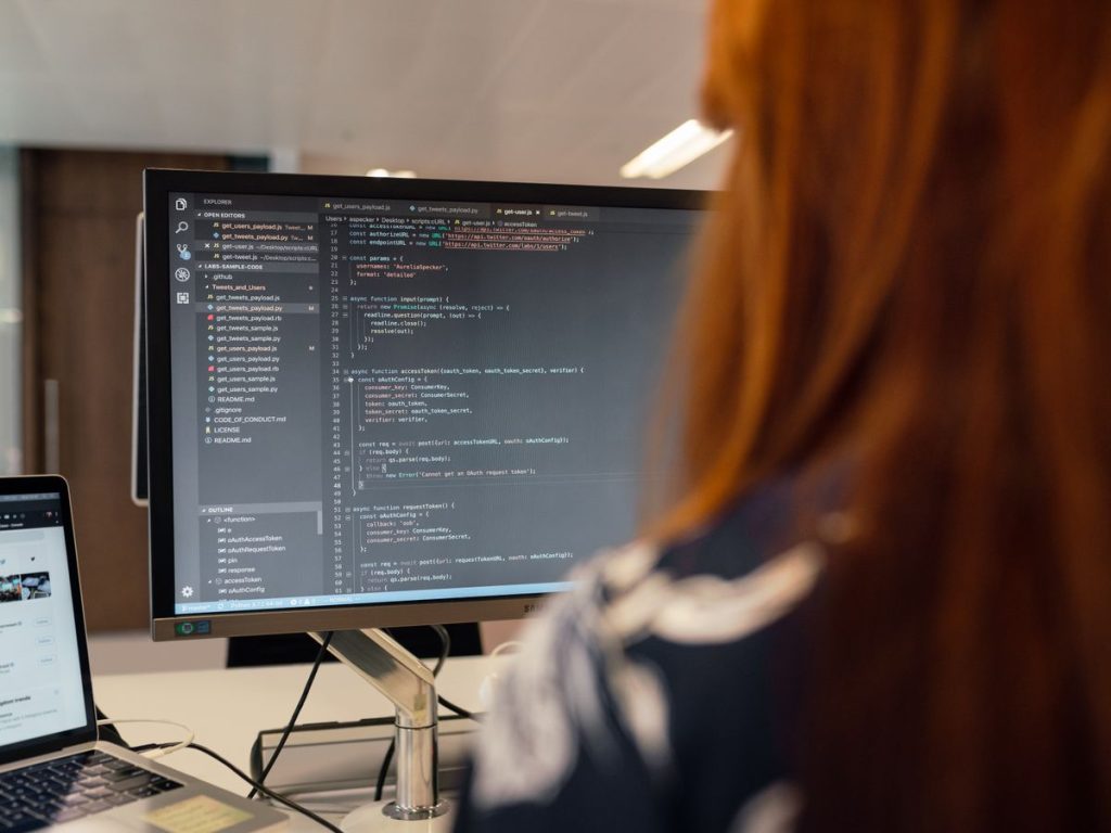 Expertise technique & Ingénierie Développeuse travaillant sur du code
